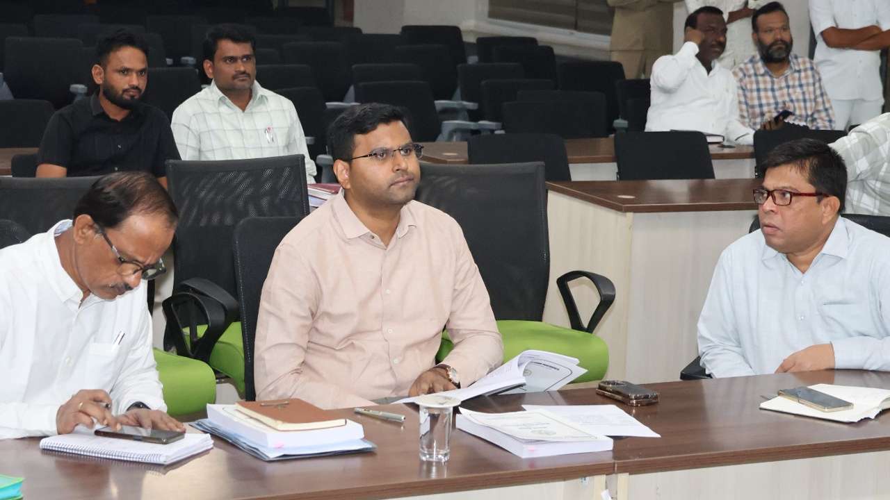 Collector Santosh | జోగులాంబ గద్వాల జిల్లా.. పోలింగ్‌ను పరిశీలించిన కలెక్టర్‌ సంతోష్‌