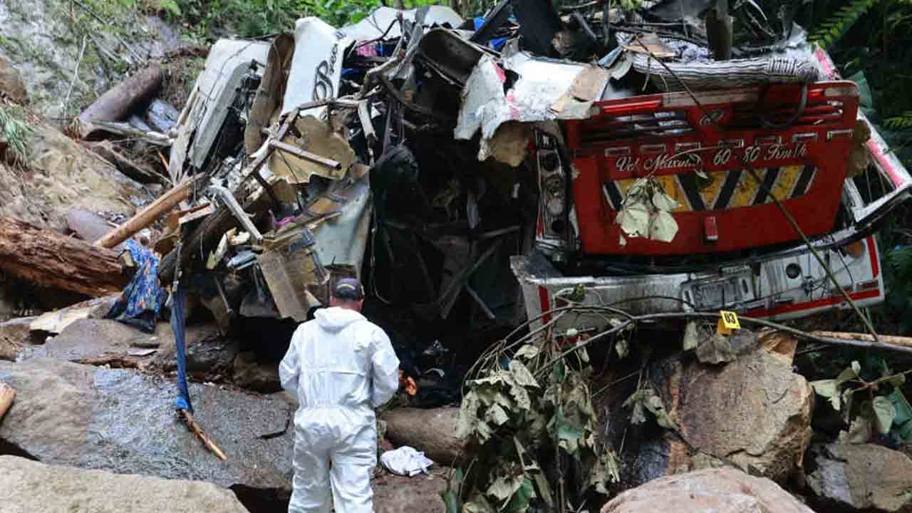 Road accident | అదుపుతప్పి లోయలోపడ్డ స్కూల్‌ బస్సు.. 17 మంది విద్యార్థులు దుర్మరణం