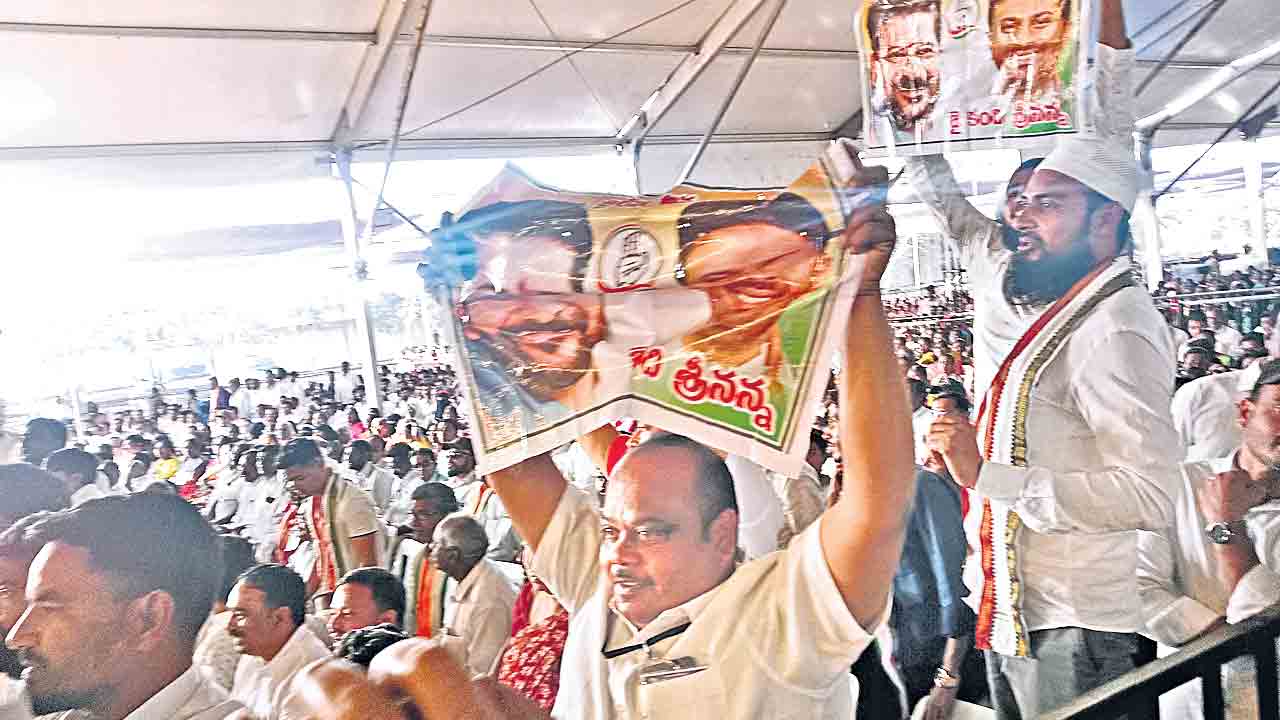 సీఎం సభలో ‘కాంగ్రెస్‌’ నిరసనలు