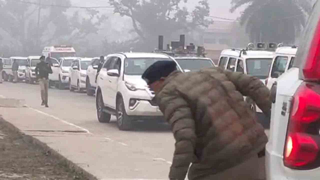 Watch: వెనక నుంచి ఢీకొట్టిన సీఎం కాన్వాయ్‌లోని కారు.. పోలీస్‌ అధికారికి గాయాలు