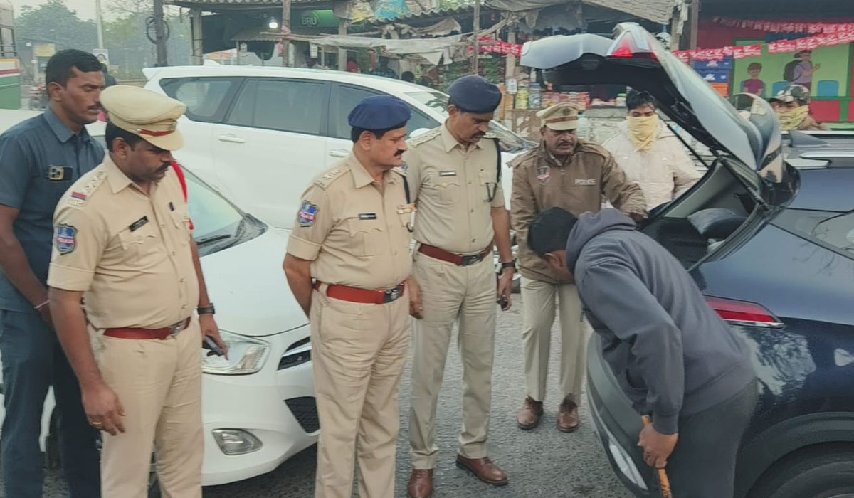 Godavarikhani | శాంతిభద్రతలలో భాగంగా గోదావరిఖని పరిధిలో కట్టుదిట్టమైన పోలీస్ నాకాబంధీ.. పెద్దపల్లి డీసీపీ బీ రామ్ రెడ్డి