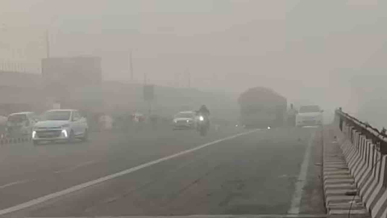 Air Pollution | ఢిల్లీని కమ్మేసిన పొగమంచు.. 500కి చేరిన గాలి నాణ్యత.. విమాన, రైలు రాకపోకలపై ప్రభావం