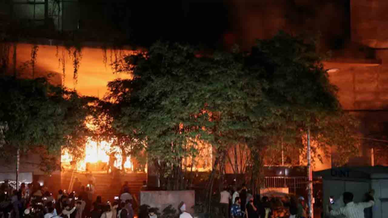 Bangladesh Protests | బయటకు రావొద్దు.. బంగ్లా అల్లర్ల నేపథ్యంలో భారతీయులకు కీలక అడ్వైజరీ