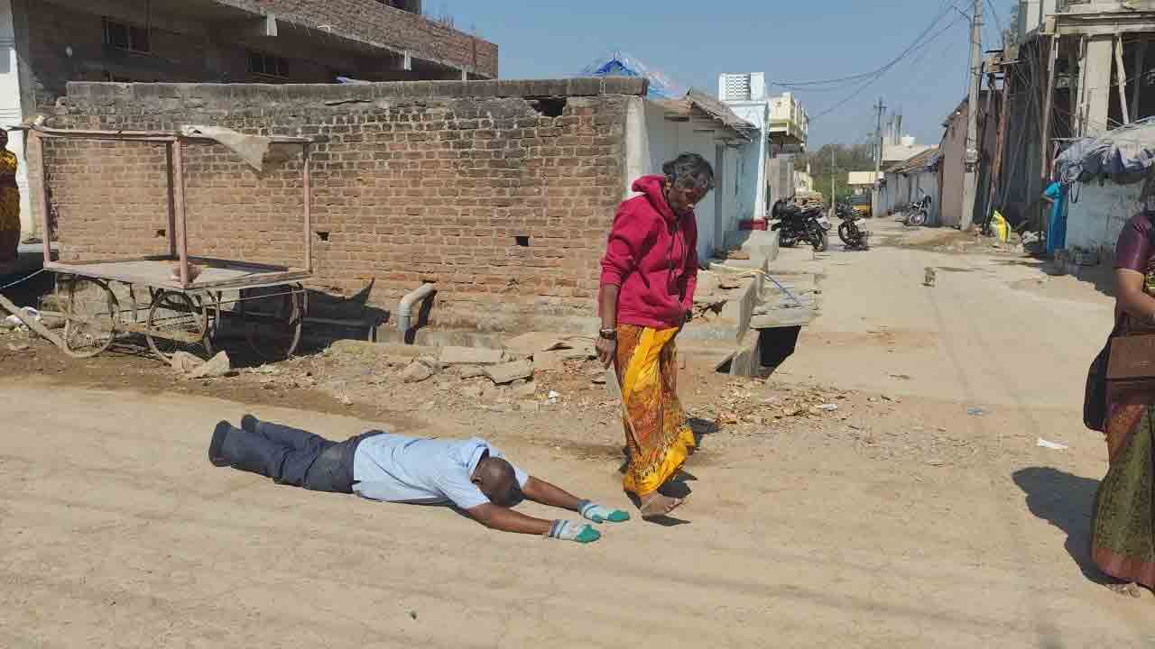 Dharmapuri | 5KM సాష్టాంగ నమస్కారాలు.. దైవ సన్నిధిలో దంపతుల భక్తి ప్రదర్శన