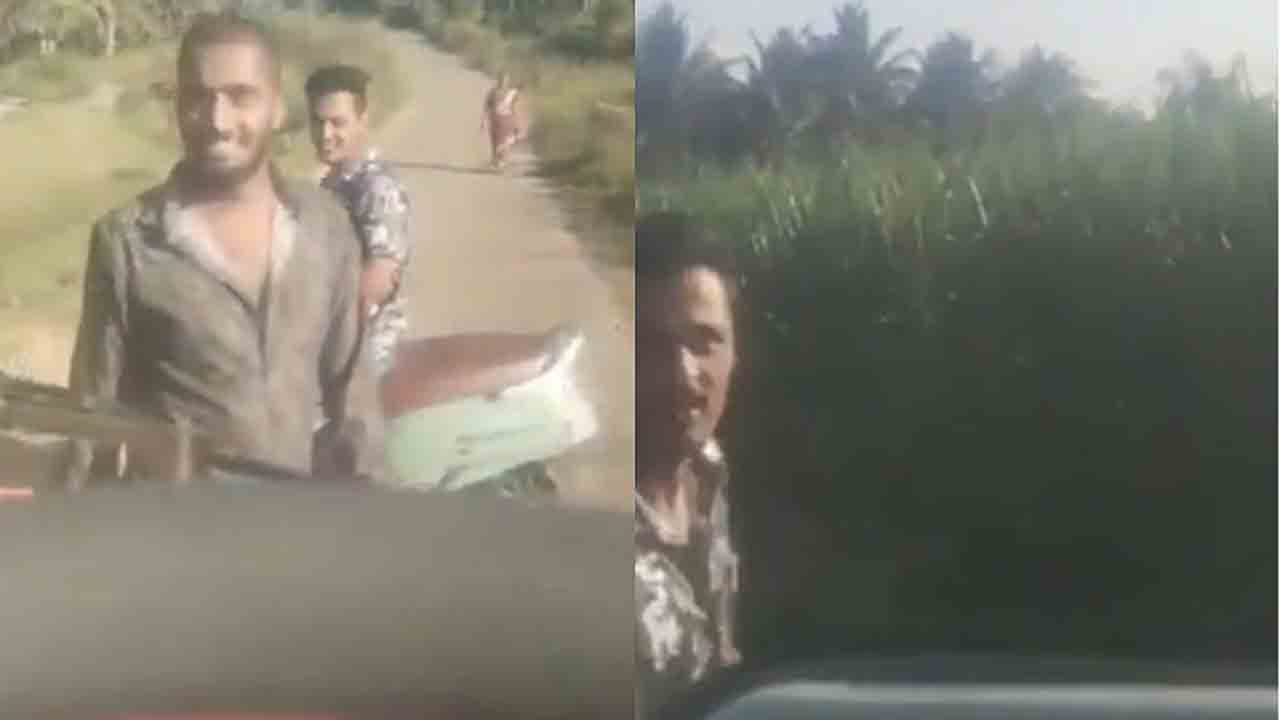 Watch: మత్తులో యువకులు హంగామా.. స్కూల్ బస్సును అడ్డుకుని బాలికను దించాలని   బలవంతం