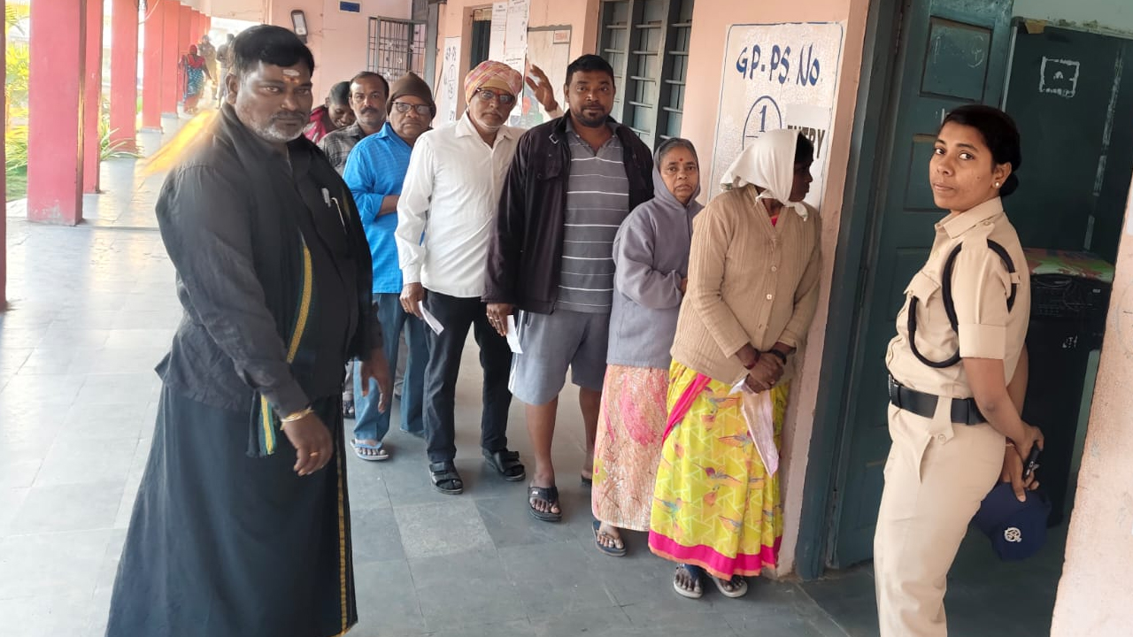 Panchayat Elections | తెలంగాణలో మొదలైన తొలి విడుత పంచాయతీ ఎన్నికలు.. క్యూలైన్లలో బారులు తీరిన ఓటర్లు..