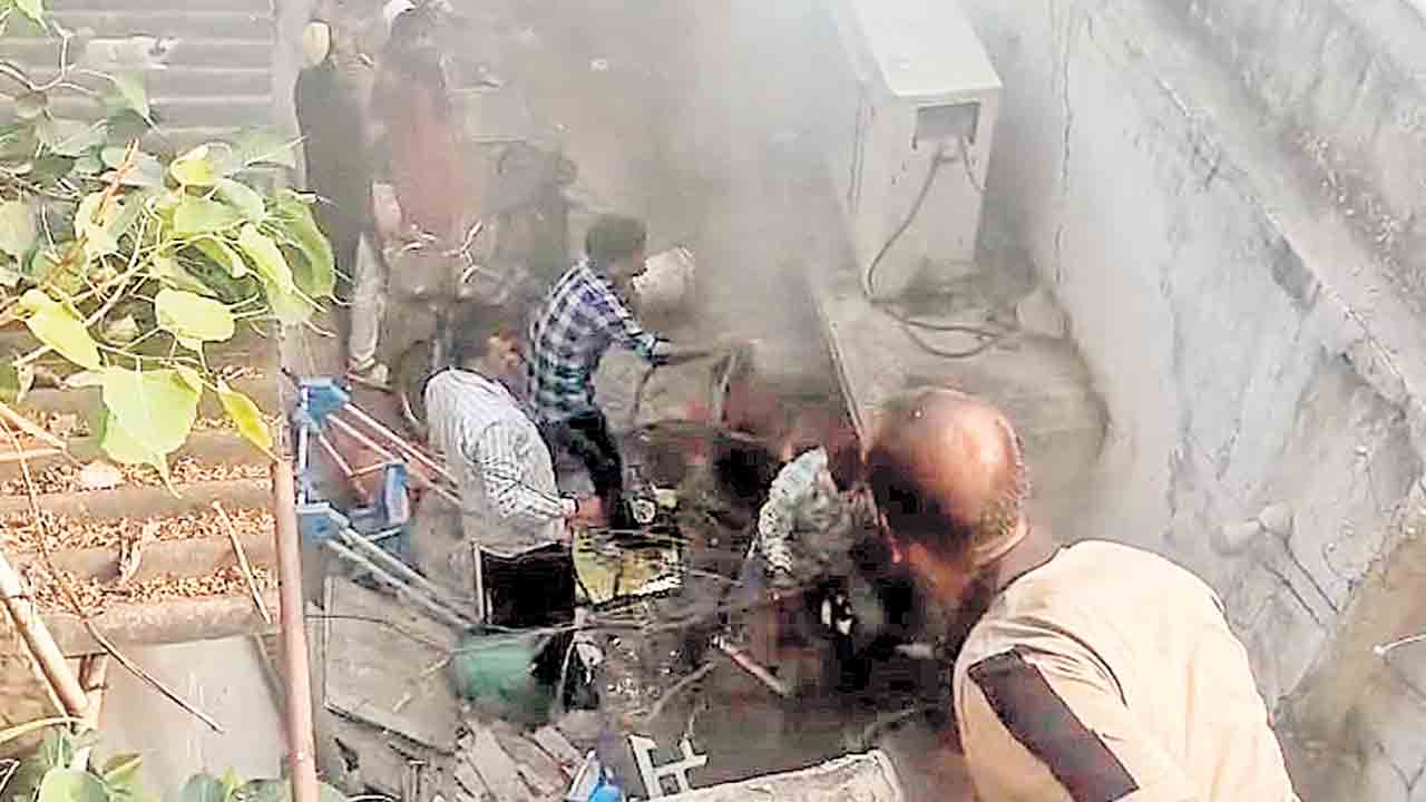 ఏసీ షార్ట్‌ సర్క్యూట్‌.. కవలల దుర్మరణం