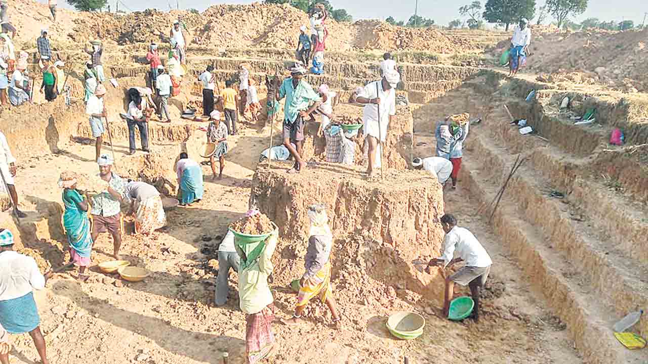 వేతనాల కోసం ఎదురుచూపులు!