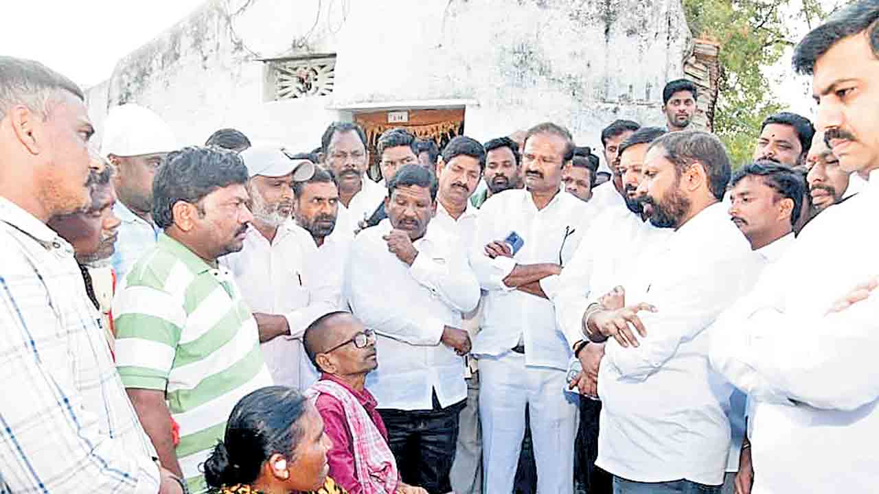 దళిత యువతి కుటుంబాన్ని ఆదుకోవాలి