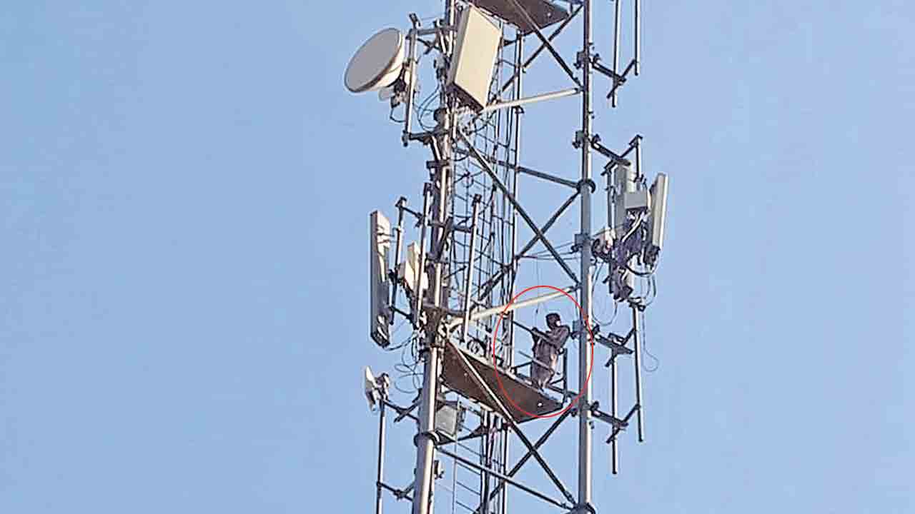 సెల్‌ టవరెక్కిన రైతు.. మహబూబాబాద్‌ జిల్లాలో ధాన్యం ఎగమతి చేయడం లేదని నిరసన