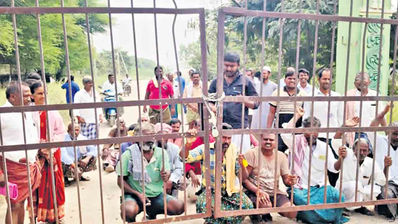 పత్తి కొనుగోళ్లలో అవకతవకలు నిజమే