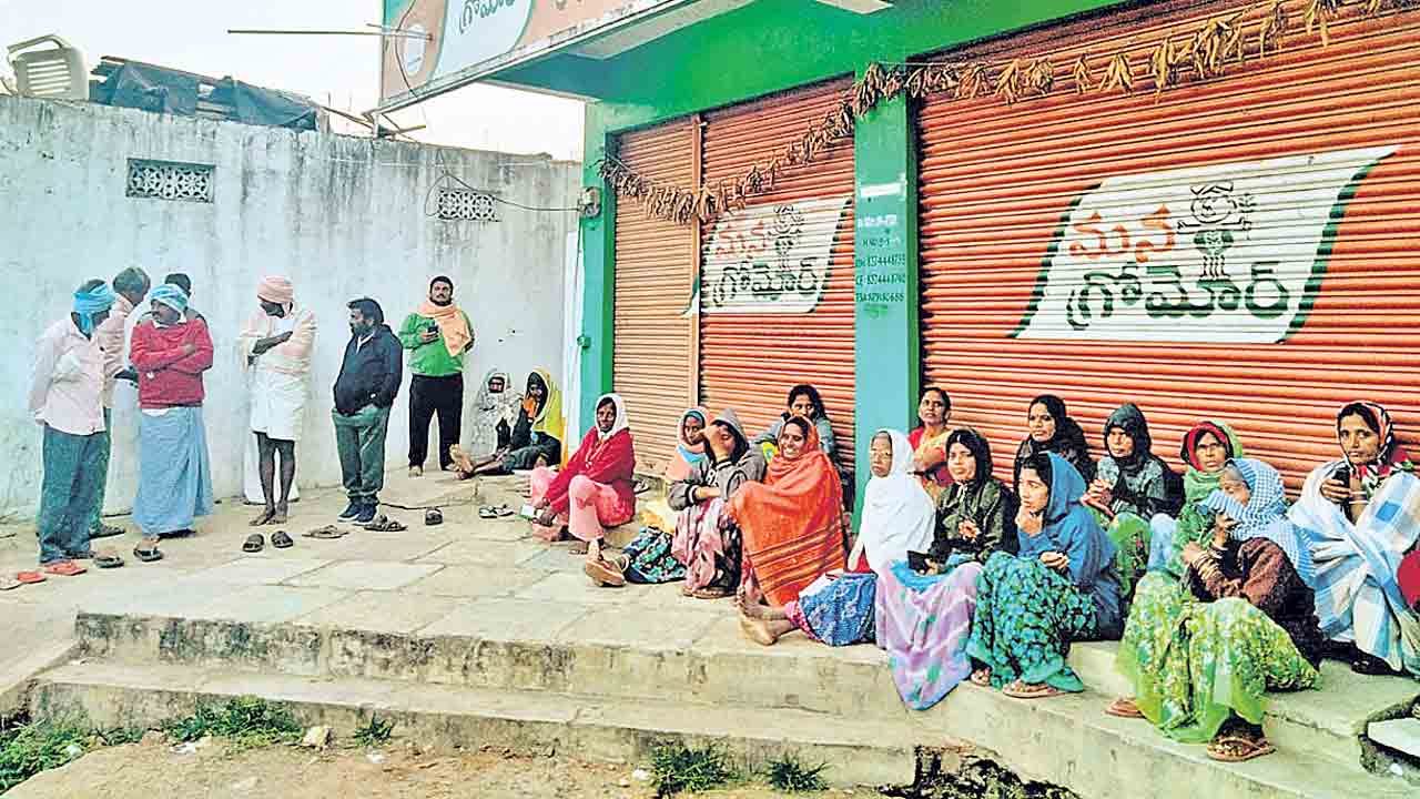 యూరియా కోసం చలిలో అరిగోస.. కేంద్రాల వద్ద బారులు తీరుతున్న రైతులు