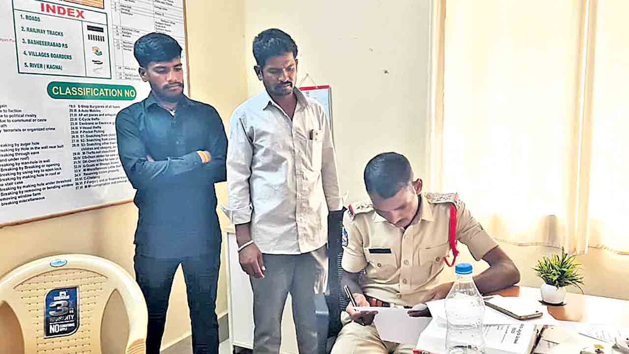 ధాన్యం కొనుగోలు కేంద్రాల్లో దోపిడీ