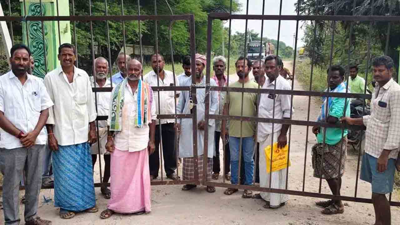 అలంపూర్‌ మార్కెట్‌ గేటుకు తాళం