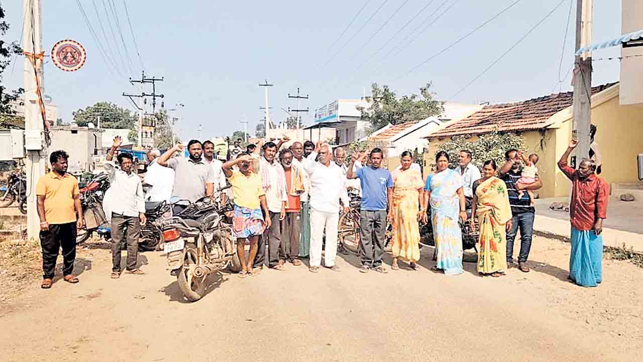 వడ్లు ఇంకెప్పుడు కొంటరు?.. సొసైటీ ఎదుట ధర్నా