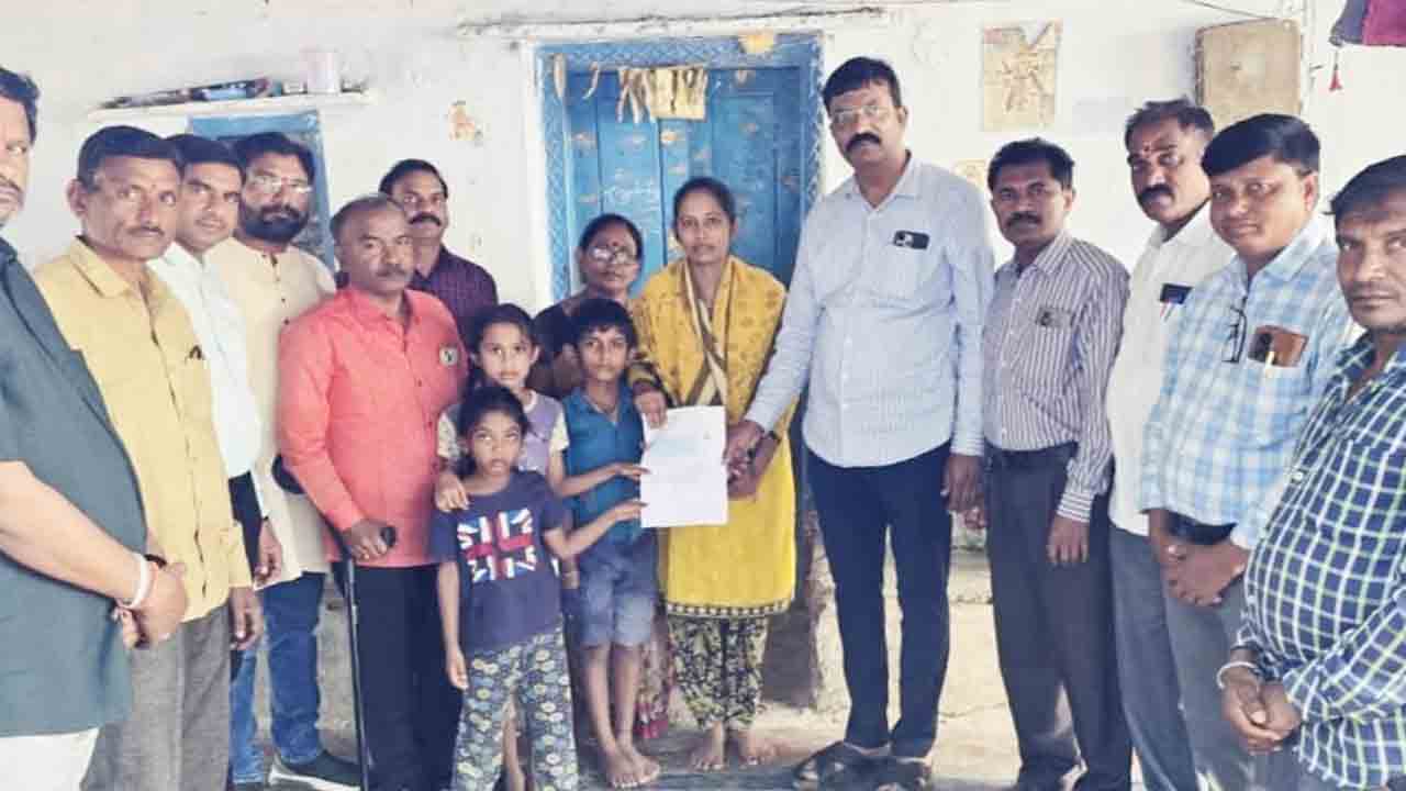 Financial Help | ప్రైవేటు స్కూల్‌ కరస్పాండెంట్ కుటుంబానికి అండగా.. రూ.1,75,000 ఆర్థిక సహాయం