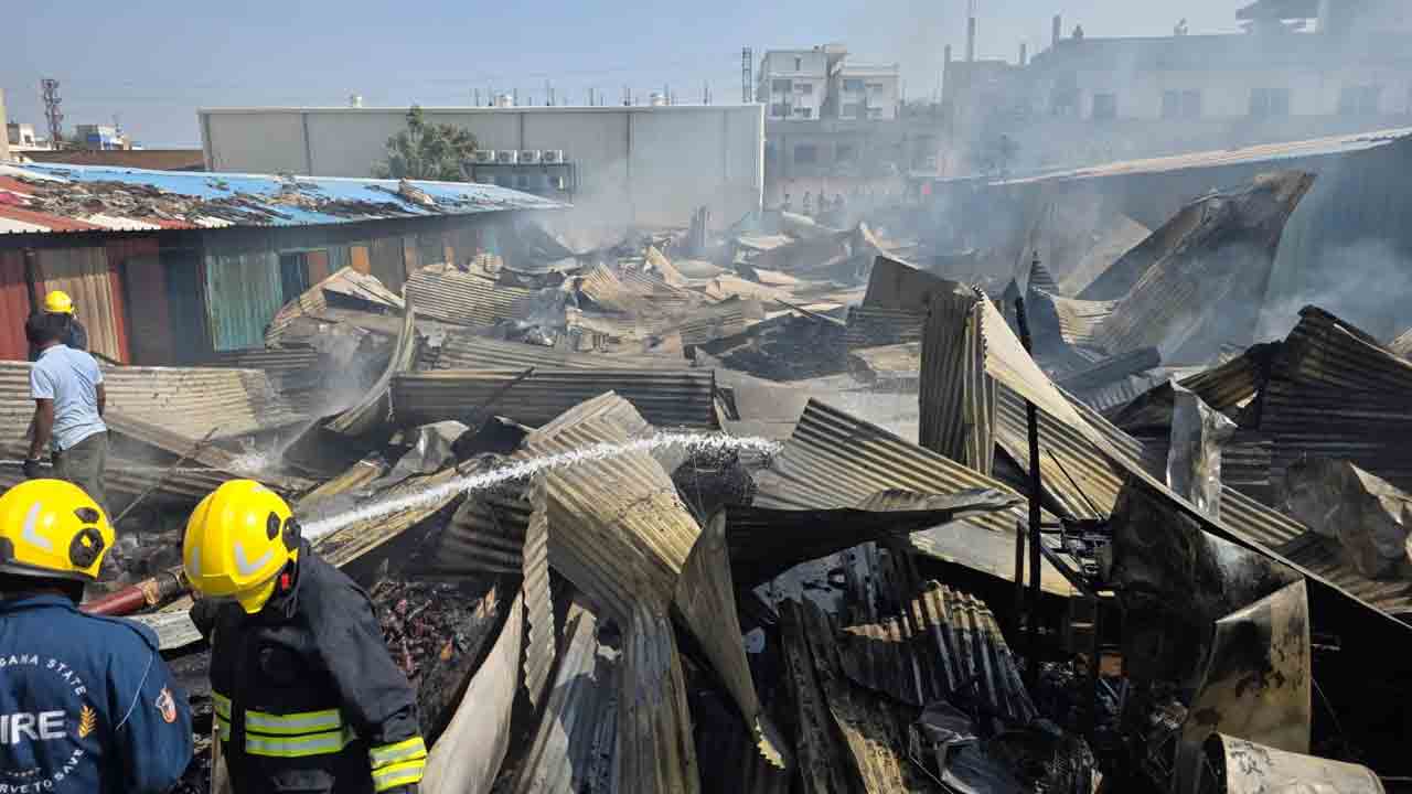 Fire Accident | కార్మికుల షెడ్లలో మంటలు.. భారీ శబ్ధాలతో పేలిన వంట గ్యాస్‌ సిలిండర్లు