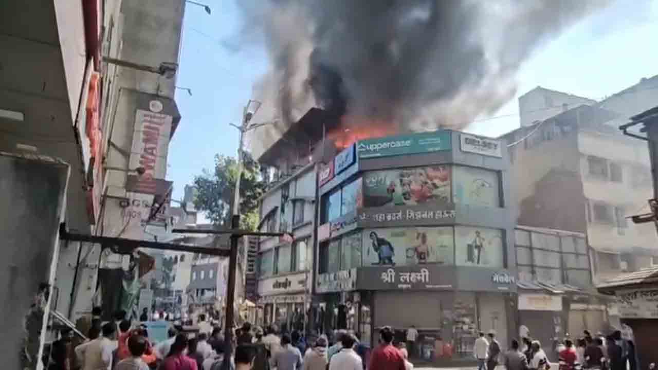 Fire accident | భవనం టెర్రస్‌పై భారీ అగ్ని ప్రమాదం.. Video