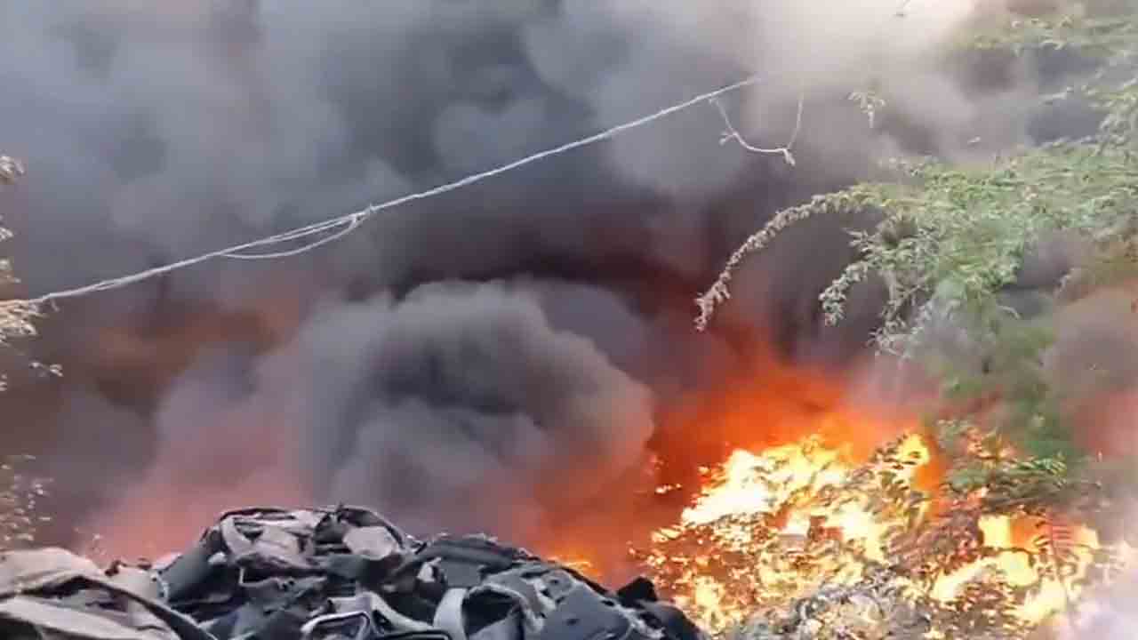 Fire accident | స్క్రాప్‌ యార్డులో భారీ అగ్నిప్రమాదం.. ఎగిసిపడుతున్న అగ్నికీలలు.. Video