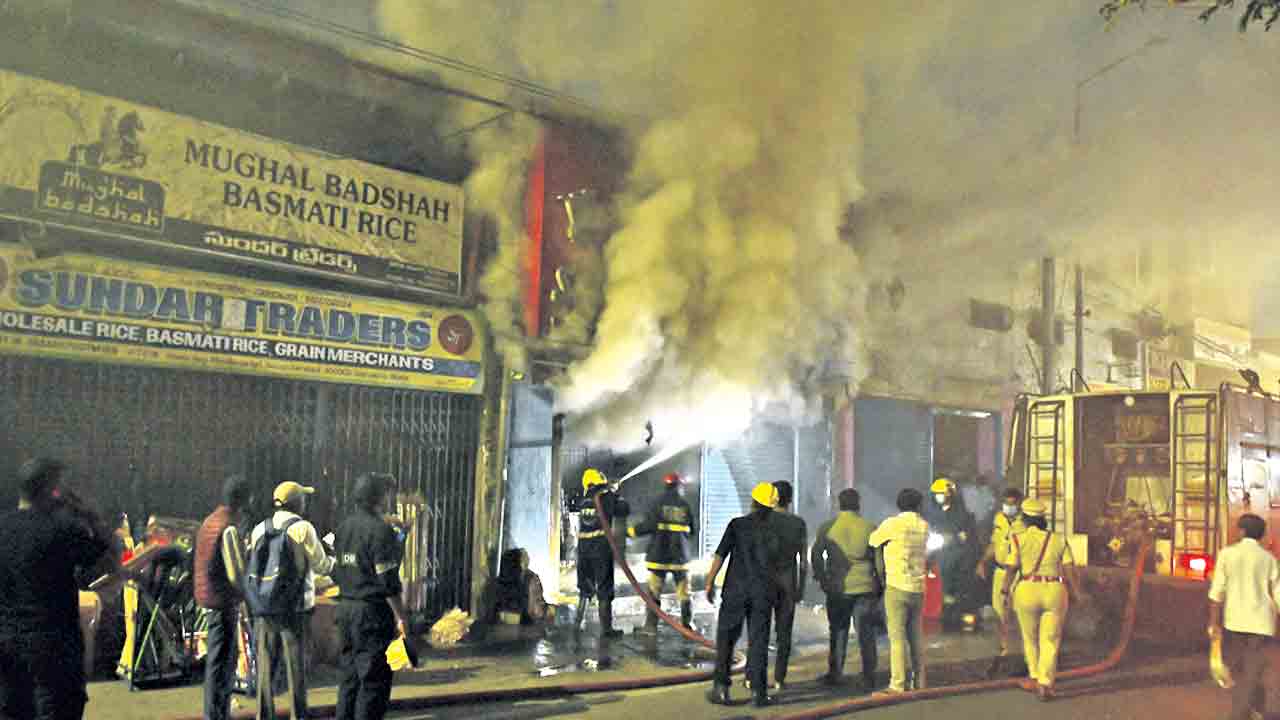 మోండా మార్కెట్‌లో అగ్ని ప్రమాదం