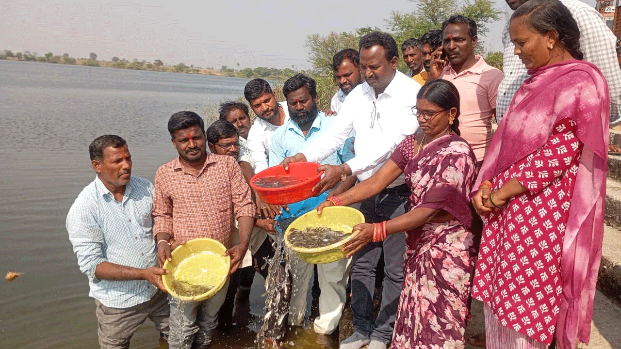 Fishermen | మత్స్యకారులు సంక్షేమ కార్యక్రమాలను పూర్తిగా వినియోగించుకోవాలి : రాయపోల్ ఎంపీడీవో శ్రీనివాస్