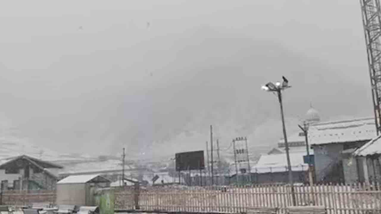 Fresh snowfall | జమ్ముకశ్మీర్‌ను కమ్ముకున్న మంచు దుప్పటి.. Video