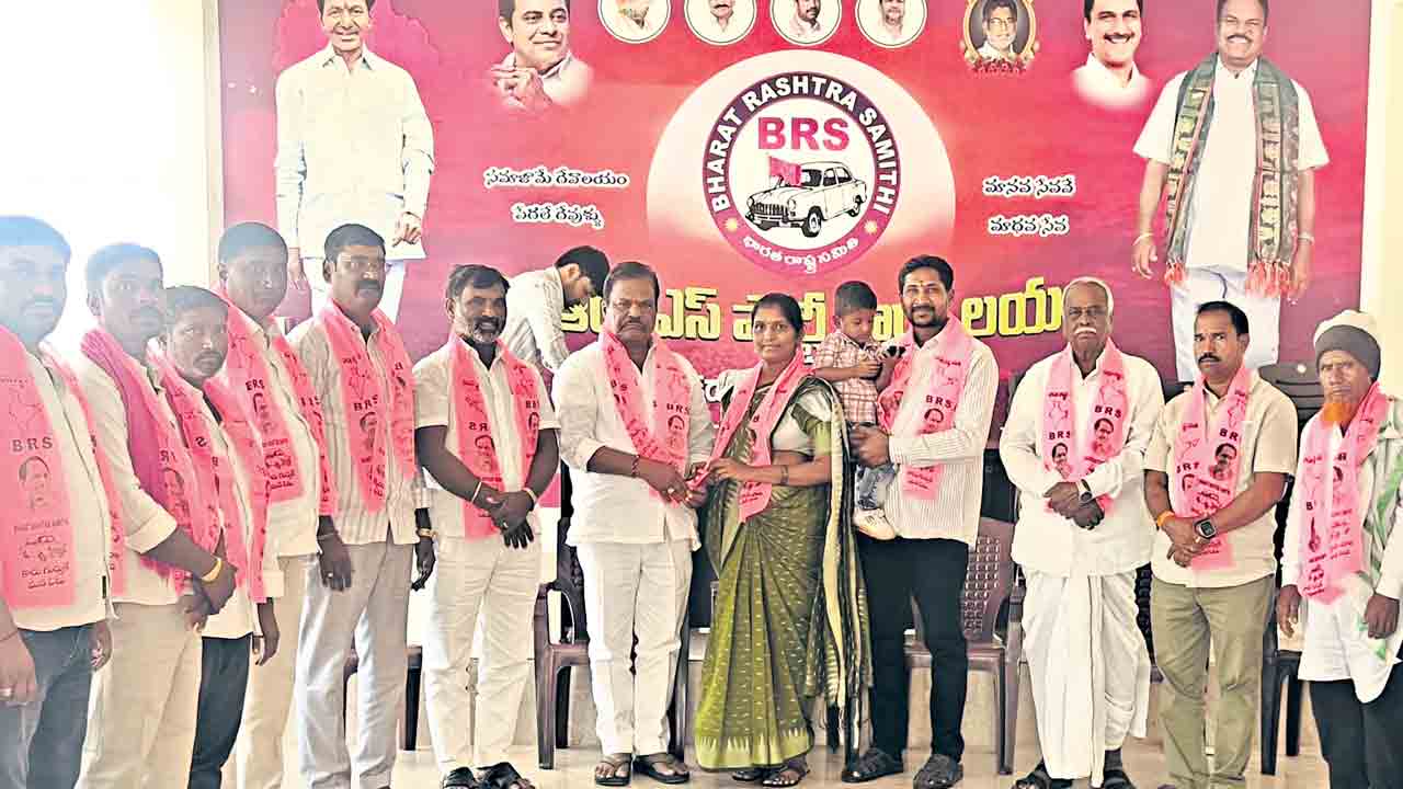 కాంగ్రెస్‌ నాయకులను ఆరు గ్యారెంటీలపై నిలదీయాలి