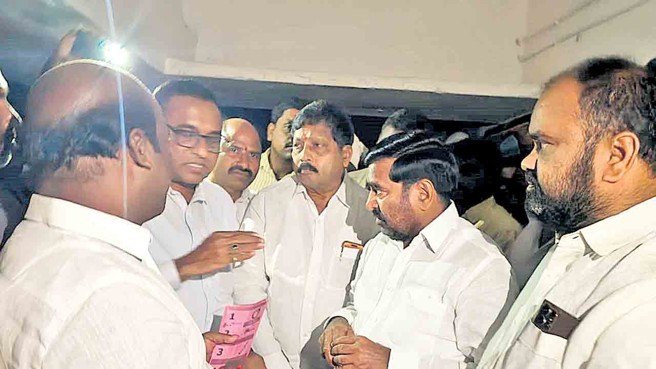 డ్రైనేజీలో బీఆర్‌ఎస్‌ అభ్యర్థి బ్యాలెట్‌పేపర్లు