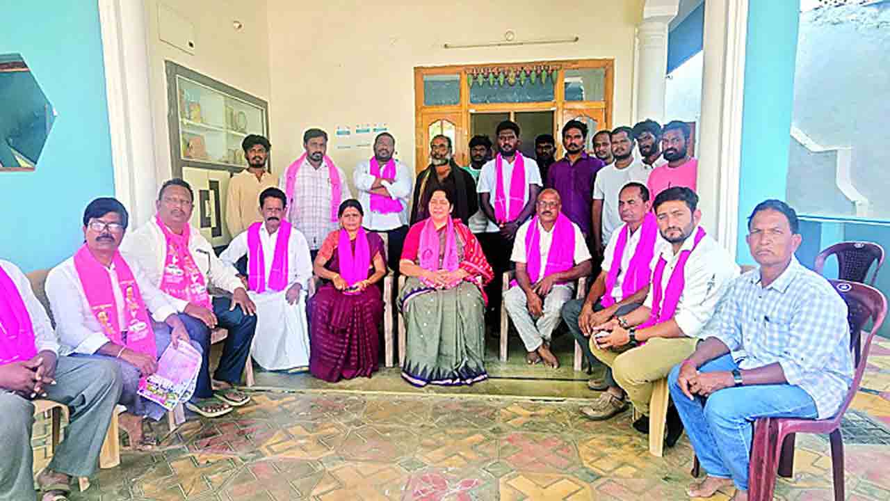 అభివృద్ధిని మరిచి కమీషన్ల కోసం పాకులాట