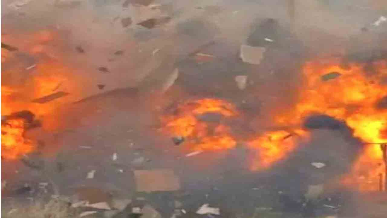 Gadwala | ఫ్రిడ్జ్‌ సిలిండర్ పేలి ముగ్గురికి గాయాలు