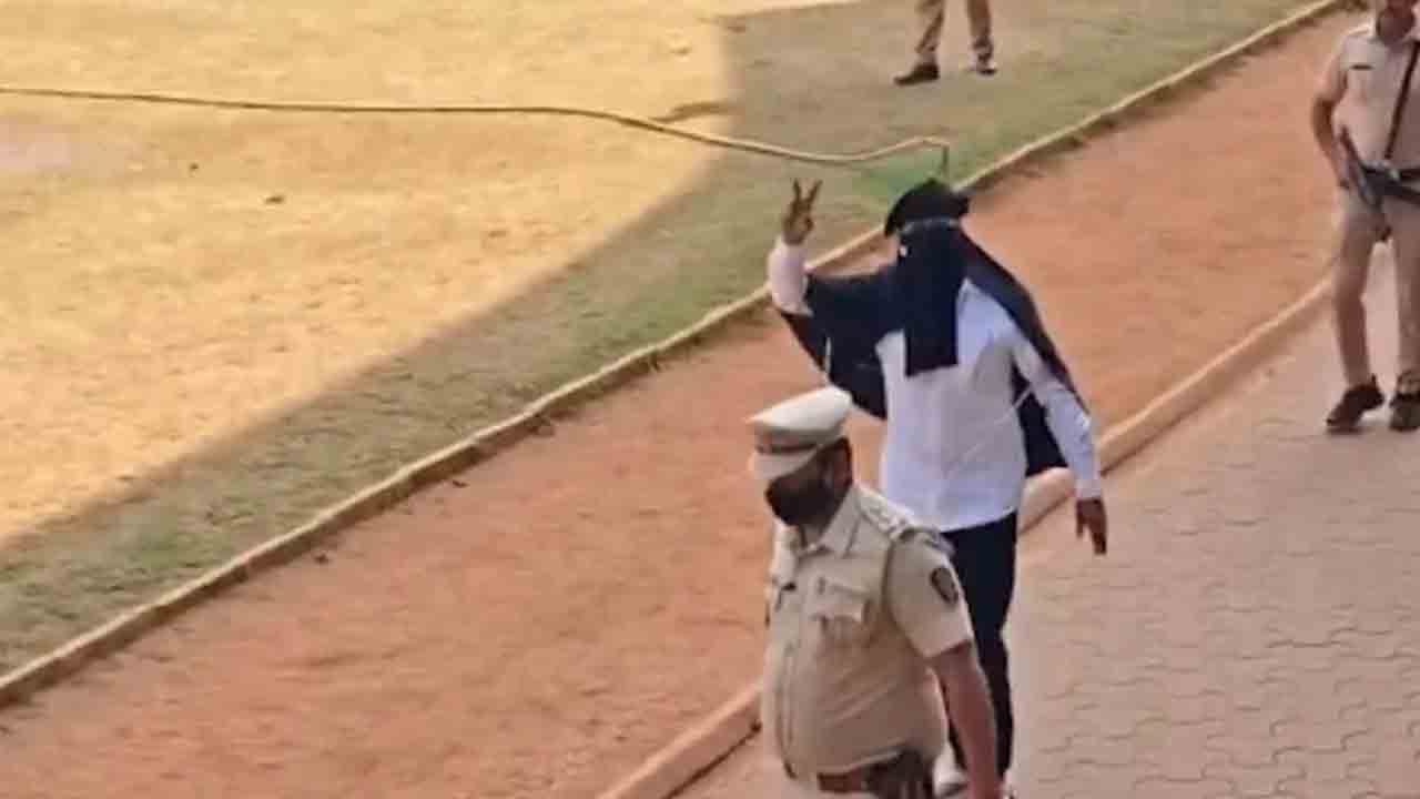 Gangster Nomination | చేతులకు తాళ్లు, ముఖానికి ముసుగు.. జైలు నుంచి వచ్చి గ్యాంగ్‌స్టర్ నామినేషన్‌..!