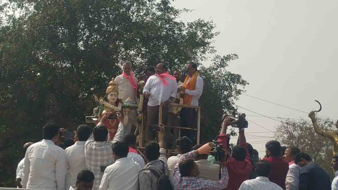 Gangula Kamalakar | రాష్ట్ర ప్రభుత్వం హిల్ట్ పాలసీని వెనుకకు తీసుకోవాలి.. పాశ మైలారం పారిశ్రామిక వాడ పర్యటనలో గంగుల కమలాకర్