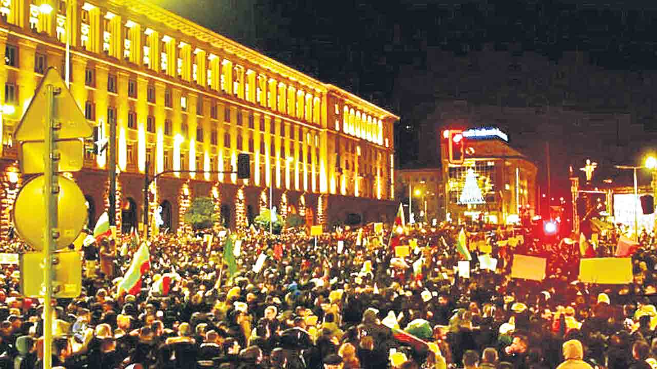 ప్రభుత్వమా గద్దె దిగు!.. బల్గేరియాలో యువత ఆందోళన