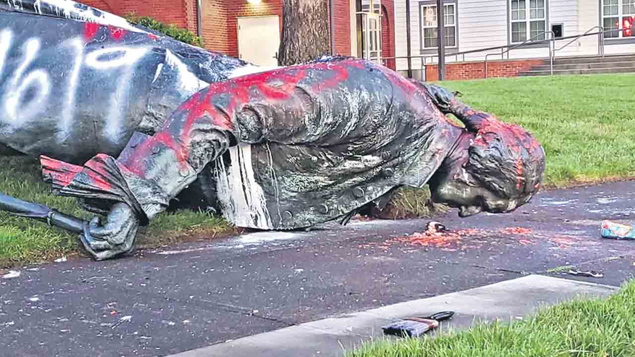 వందల ఏండ్లయినా నేలకూలాయి!