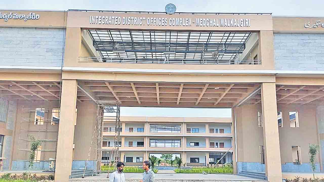 ముంచుకొస్తున్న గడువు.. ప్రభుత్వ భవనాలు వెతికే పనిలో నిమగ్నం