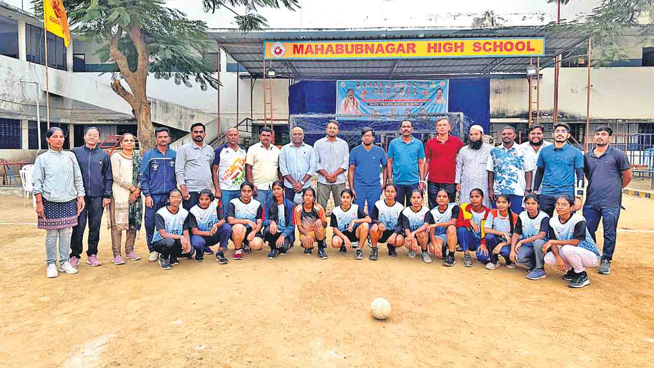 హోరాహోరీగా హ్యాండ్‌బాల్‌ పోటీలు