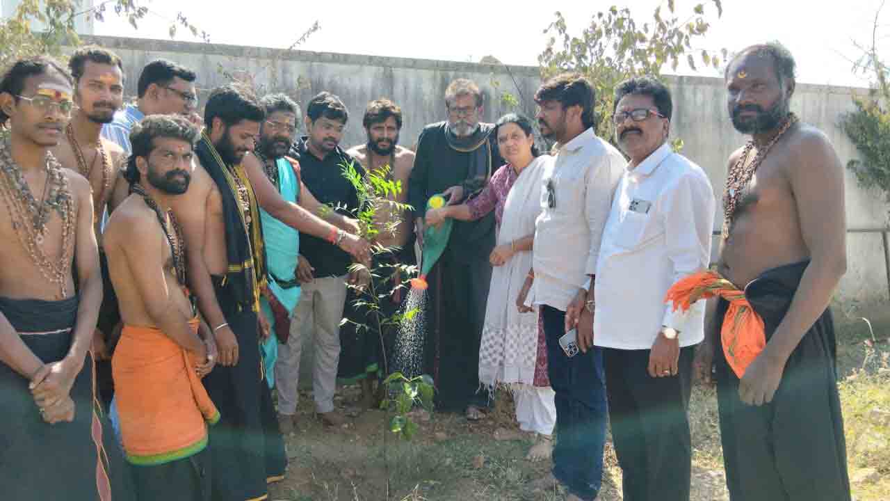 Green India | గ్రీన్ ఇండియా ఛాలెంజ్‌లో భాగంగా మొక్కలు నాటిన మాజీ కార్పొరేటర్