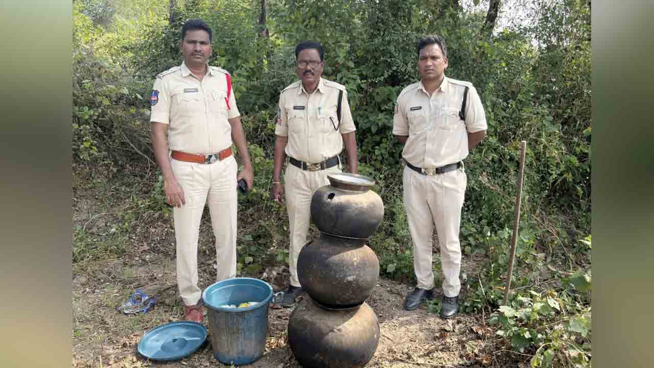 Kasipet | తండాల్లో గుడుంబా స్థావరాలపై దాడులు