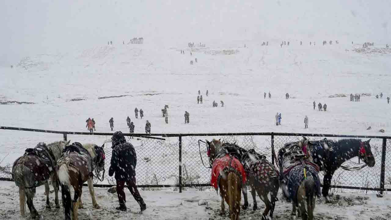 Gulmarg | స్కీయింగ్‌ సిటీపై మంచు దుప్పటి.. శీతల వాతావరణాన్ని ఆస్వాదిస్తున్న టూరిస్ట్‌లు