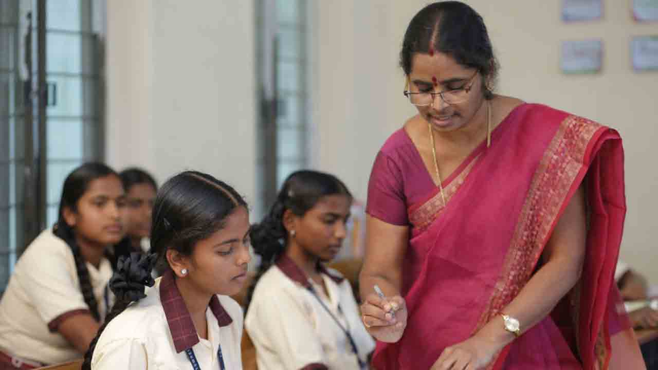 5 లక్షల రిపేర్లకు.. 23 లక్షలతో కొత్త బిల్డింగ్‌!