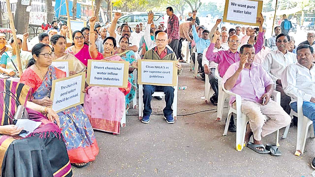 చెరువు విస్తరణతో భూములు కోల్పోయాం