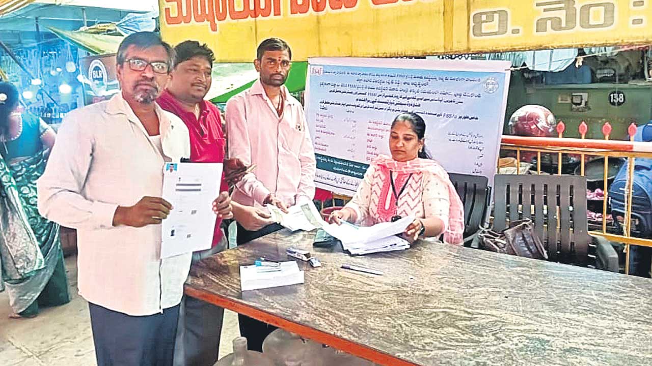 రైతుబజార్లలో భద్రతా ప్రమాణాలు తప్పనిసరి