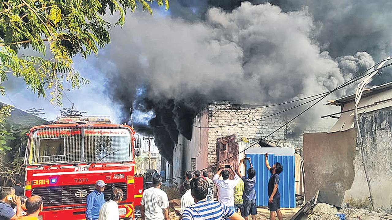 అపార్టుమెంట్‌లో పేలిన గ్యాస్‌ సిలిండర్‌