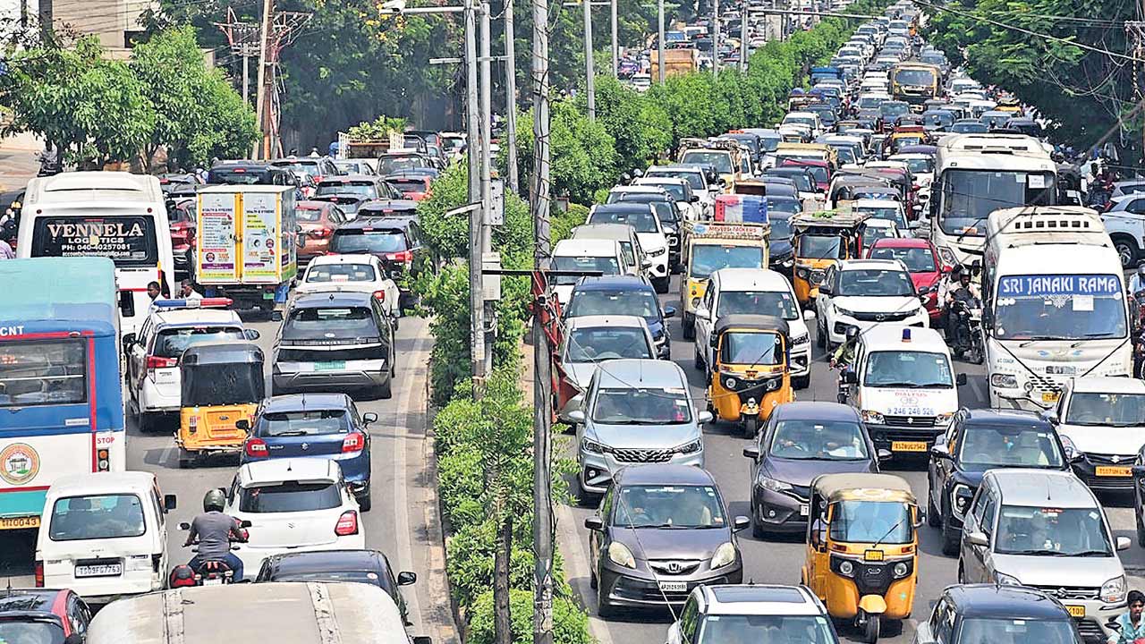 రోడ్డెక్కితే..చుక్కలే!