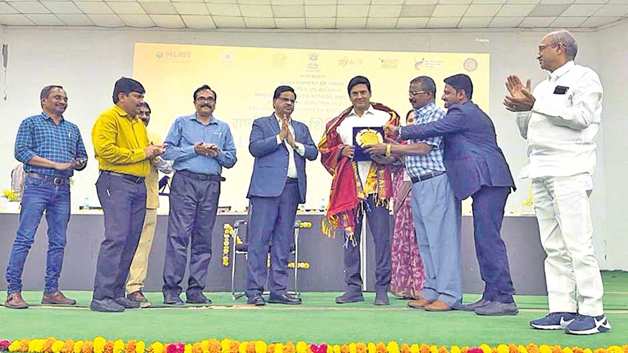 విద్యార్థులు దేశ సమైక్యతకు పాటుపడాలి