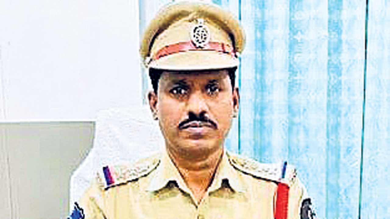 కుల్సుంపురా ఇన్‌స్పెక్టర్‌పై వేటు