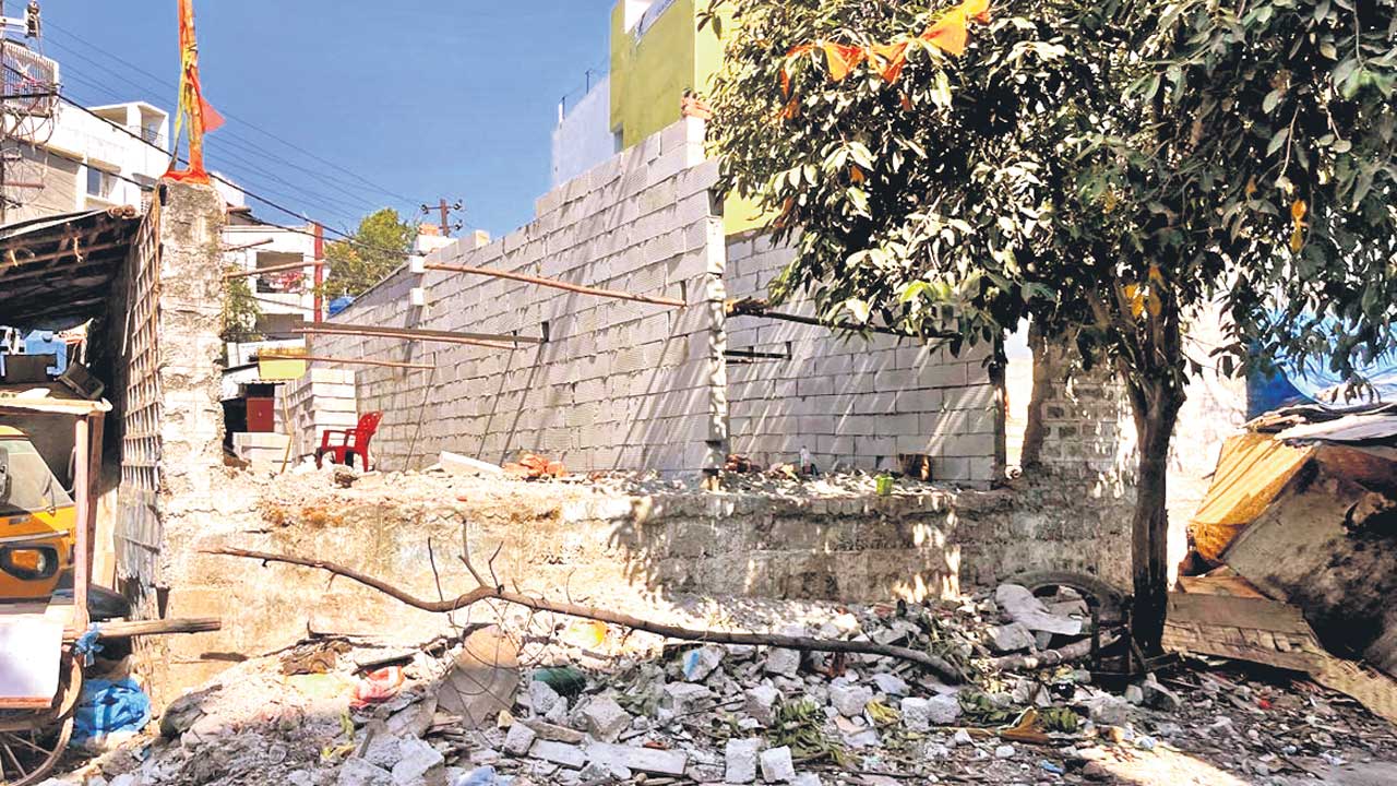 ప్రభుత్వ స్థలం ఆక్రమణకు యత్నం