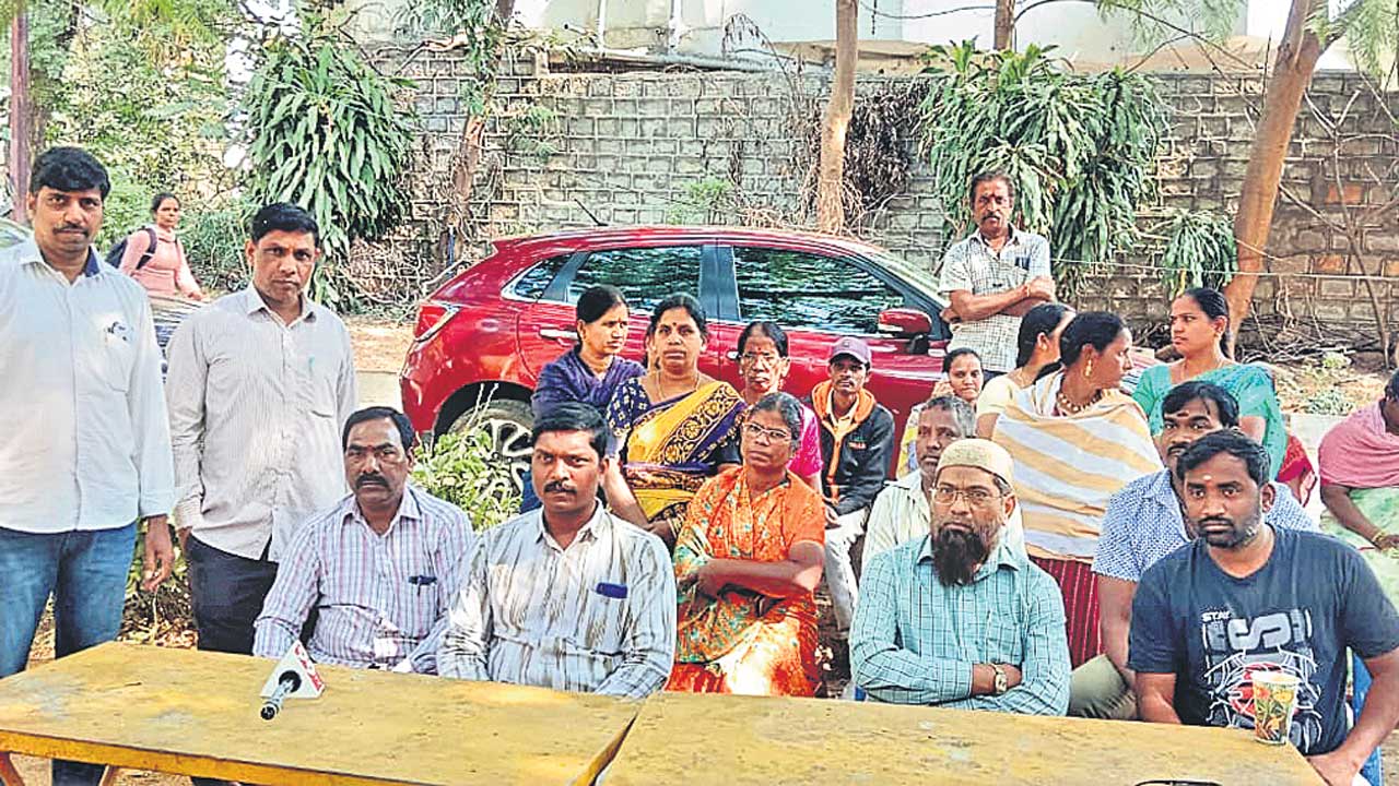 నాన్‌ టీచింగ్‌ సిబ్బంది వేతనాలు పెంచాలి