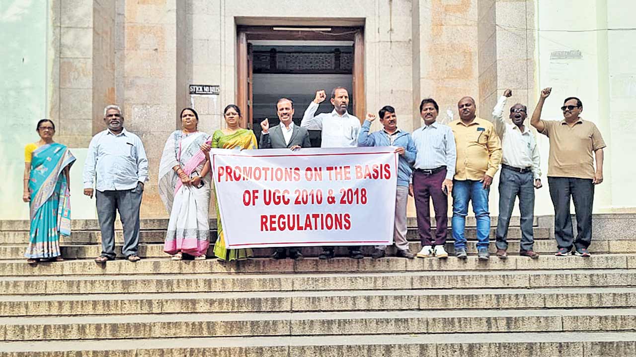 63వ రోజు ఓయూ అధ్యాపకుల నిరసన