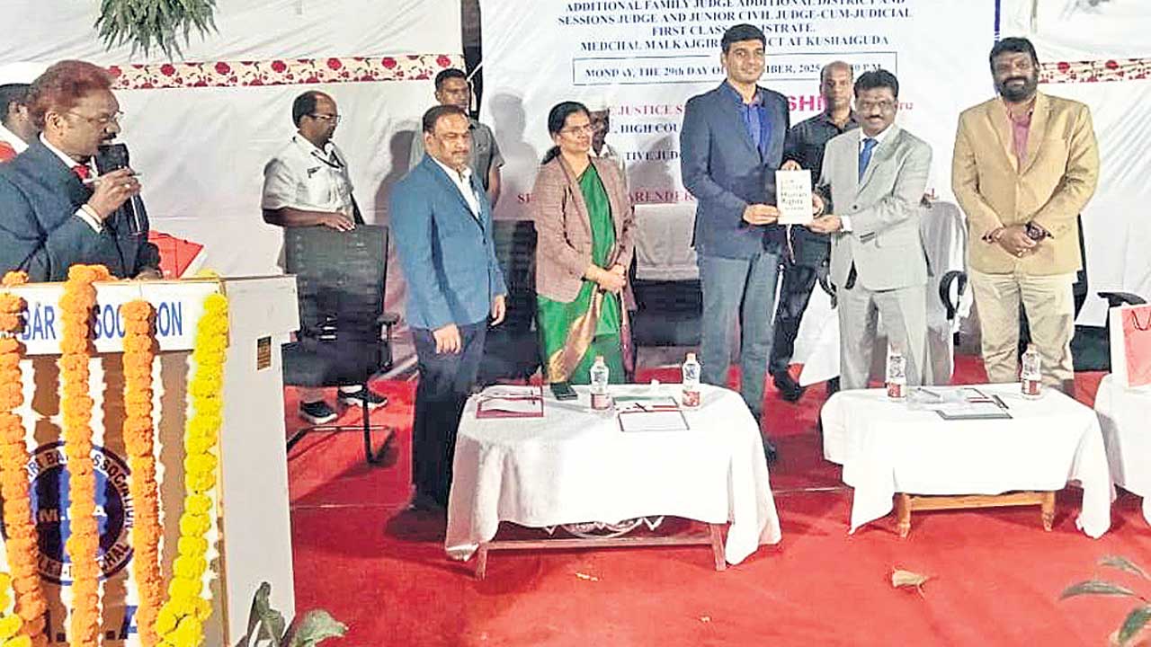 కేసులు పరిష్కరించాలి